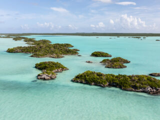 Discover the Tranquility of Chalk Sound National Park: A Turquoise Paradise of Limestone Cays and Exclusive Seclusion in Turks and Caicos